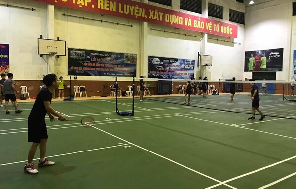 Sân cầu lông Đại học Thủy Lợi, Đống Đa, Hà Nội, với thảm chống trượt mới và hệ thống ánh sáng tốt.