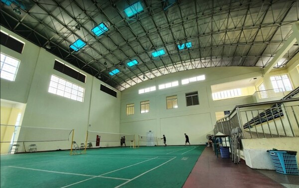 Sân cầu lông Quang Trung tại Đường Láng, Đống Đa, Hà Nội, có mặt sân trải thảm chất lượng cao, độ ma sát tốt.