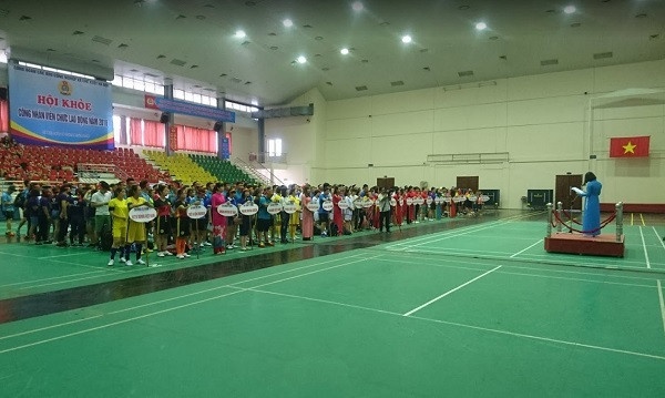 Sân cầu lông Nhà thi đấu Cầu Giấy, Hà Nội, có 5 sân thảm và 4 sân gỗ, trần cao, ánh sáng tốt, chống trơn trượt hiệu quả.