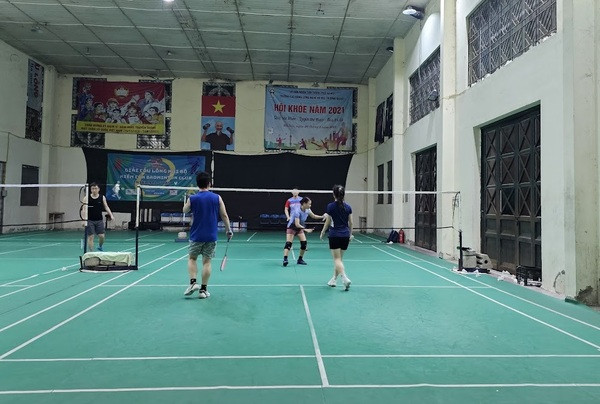 Sân cầu lông 266 phố Vũ Hữu, Thanh Xuân, Hà Nội, với hệ thống đèn chiếu sáng hiện đại, lưới chắn bóng và khán đài cho khán giả.