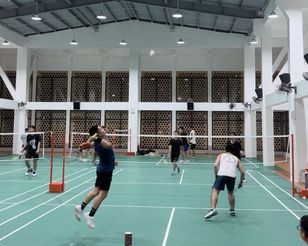 Sân cầu lông Quan Nhân, Thanh Xuân, Hà Nội, có không gian rộng rãi, trang bị sàn thảm PVC chất lượng.