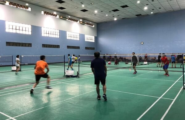 Sân cầu lông trường THCS Nghĩa Tân, Cầu Giấy, Hà Nội, với khán đài sức chứa 5.000 người, phù hợp tổ chức các giải đấu lớn.