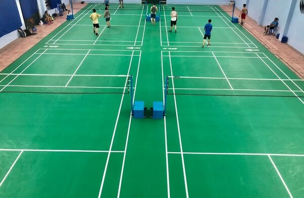 Sân cầu lông trường THCS Xuân Đỉnh, Bắc Từ Liêm, Hà Nội, có mái che hiện đại, đèn chiếu sáng, khán đài 5.000 chỗ, tổ chức giải phong trào.