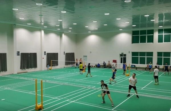 Sân cầu lông Việt Hưng, Long Biên, Hà Nội, với 3 sân trong nhà tiêu chuẩn, giá thuê hợp lý, địa điểm lý tưởng cho vợt thủ.