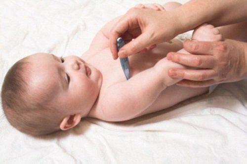 Đo nhiệt độ cho trẻ sơ sinh bằng nhiệt kế ở nách