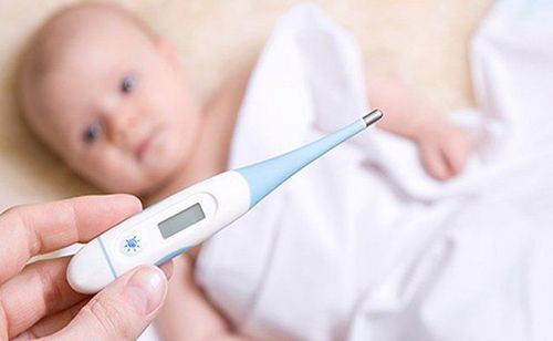 Trẻ sơ sinh sốt cao có nguy cơ co giật, cần theo dõi cẩn thận