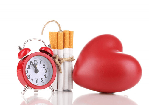 Hình ảnh điếu thuốc lá và khói, minh họa tác hại của nicotine gây xơ vữa động mạch và ảnh hưởng lưu thông máu