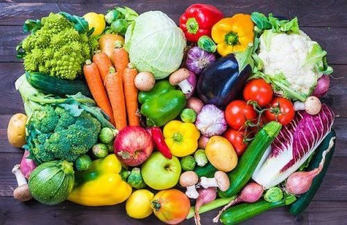 Đĩa thức ăn lành mạnh với nhiều rau xanh, trái cây và thực phẩm thực vật, tốt cho tuần hoàn máu và tim mạch