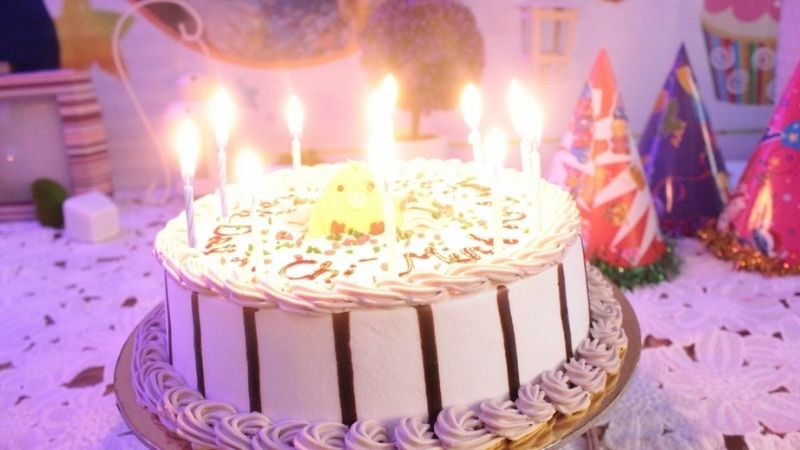 Hình ảnh bánh kem sinh nhật màu tím lãng mạn