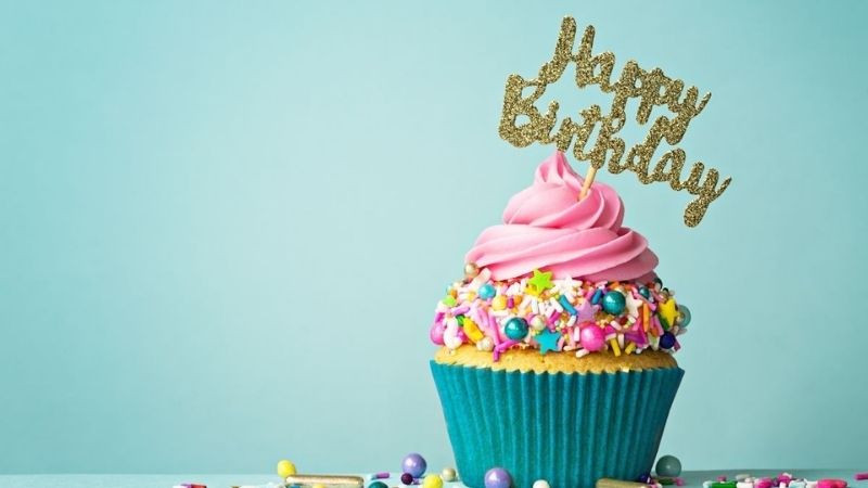 Ảnh sinh nhật tối giản với chữ &quot;Happy Birthday&quot; vàng