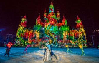 Thưởng thức Tata Show tại VinWonders Nha Trang