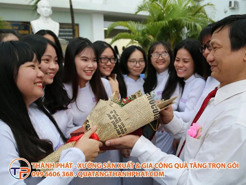 Đồng nghiệp trao quà tri ân trong buổi lễ nghỉ hưu