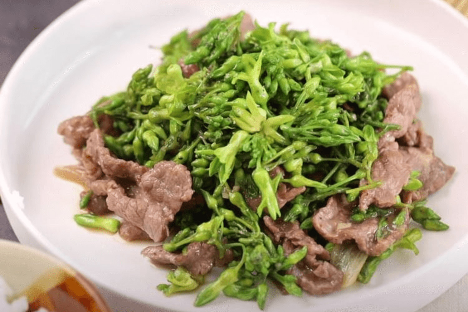 Thịt bò xào hoa thiên lý thanh mát, giòn ngọt