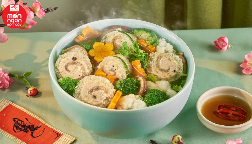 Bát canh bóng thả nấu thập cẩm, món canh thanh tao thường có trong thực đơn đám giỗ miền Bắc