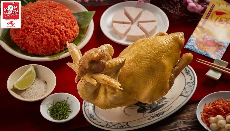 Món gà luộc nguyên con trang trí đẹp mắt, điểm nhấn của thực đơn đám giỗ miền Bắc truyền thống