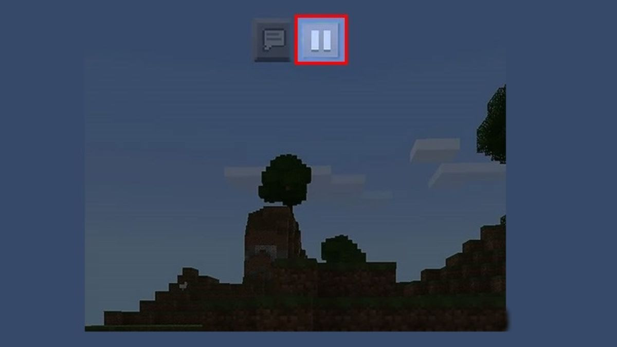 Màn hình game Minecraft trên điện thoại với nút Pause được khoanh tròn, minh họa bước đầu tiên để sử dụng lệnh tìm làng.