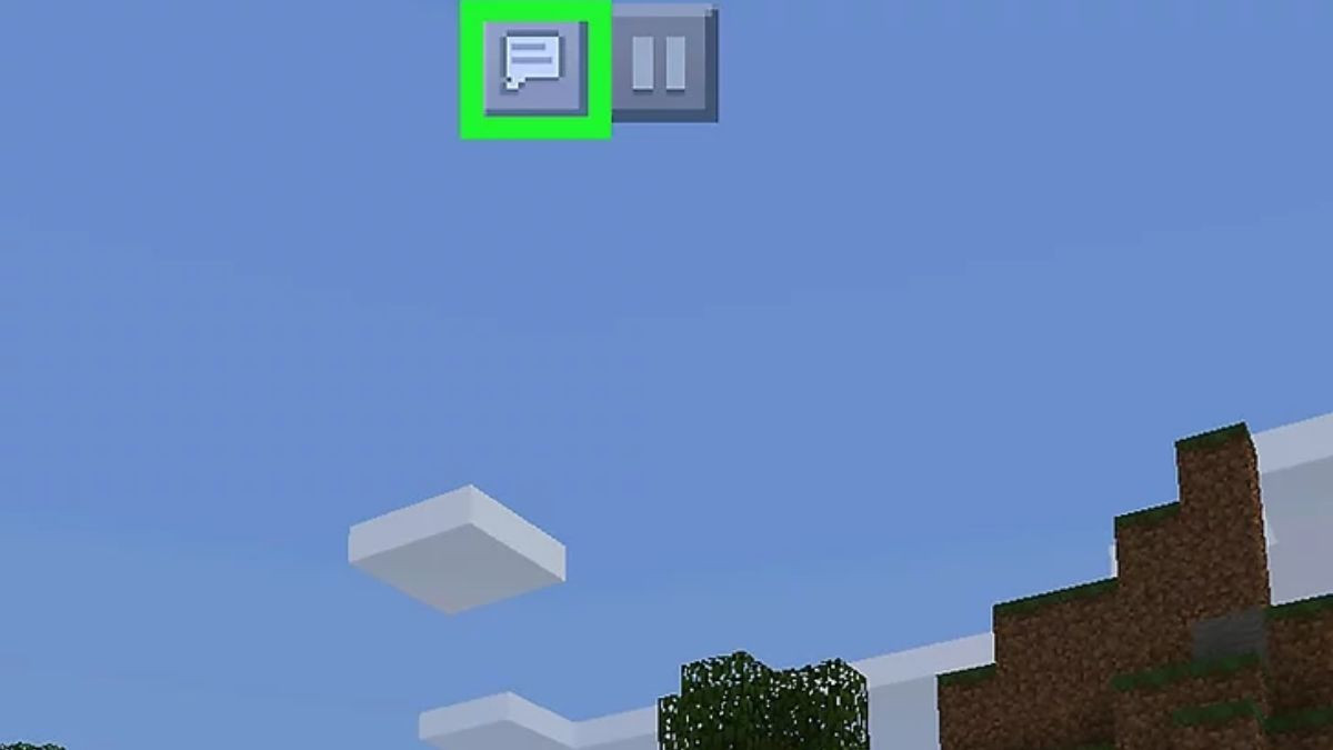 Màn hình game Minecraft trên điện thoại, hiển thị biểu tượng chat được khoanh tròn để nhập lệnh tìm làng.