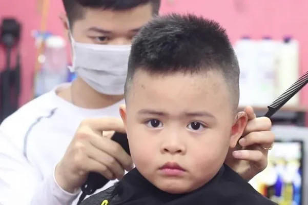 Bé trai 7 tuổi với kiểu tóc Buzz Cut gọn gàng