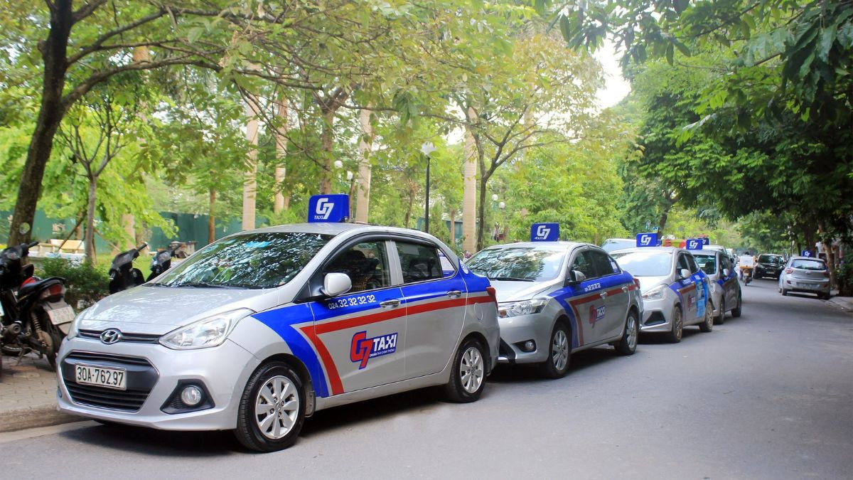 Người phụ nữ gọi điện thoại để đặt taxi G7 tại Hà Nội