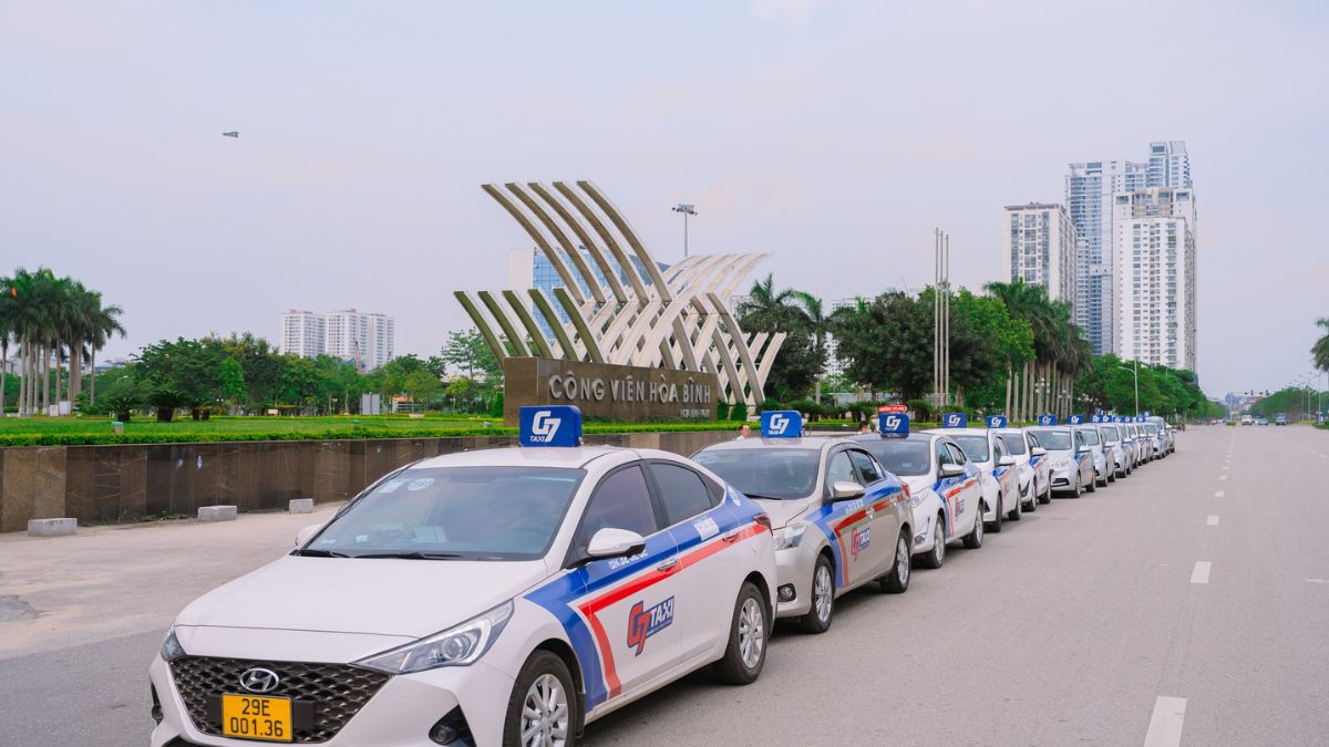 Nhân viên tổng đài Taxi G7 hỗ trợ khách hàng với các chức năng điều phối và tư vấn
