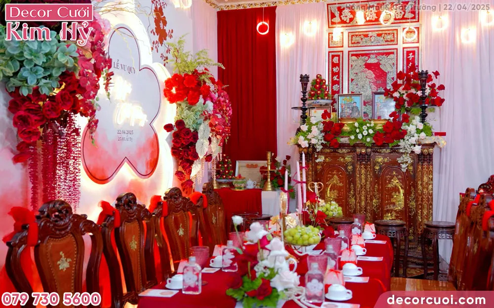 Lễ gia tiên đẹp mắt với bàn thờ gỗ truyền thống được tô điểm hoa và phụ kiện cưới.