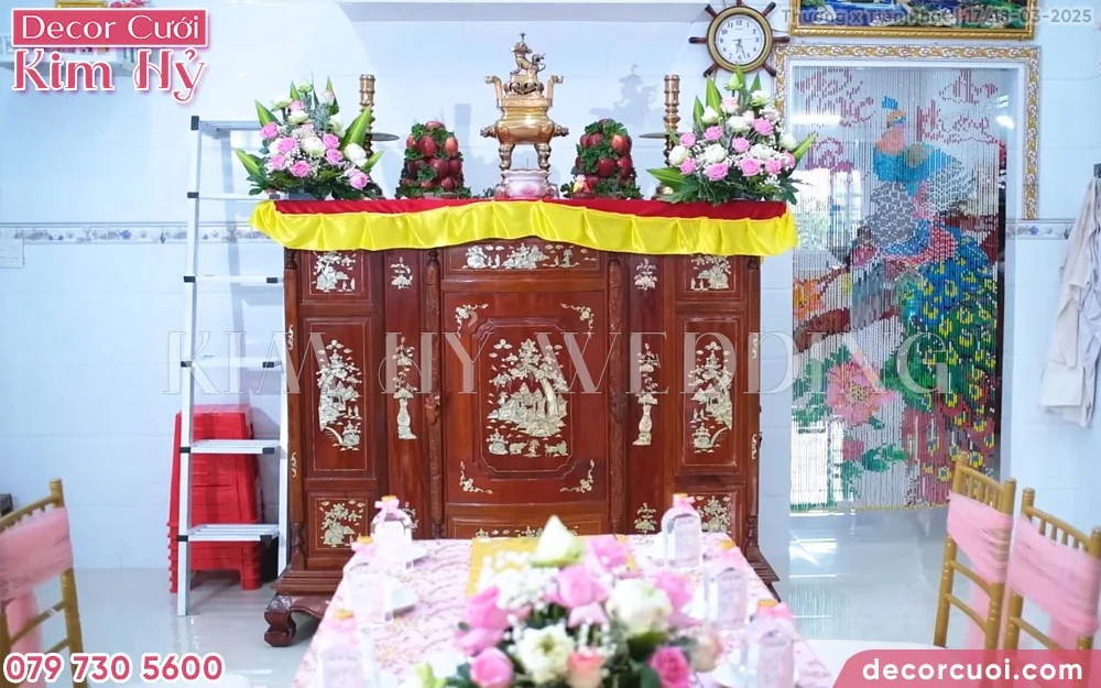 Gợi ý các vật phẩm trang trí thêm cho bàn thờ tổ tiên trong lễ cưới hiện đại.