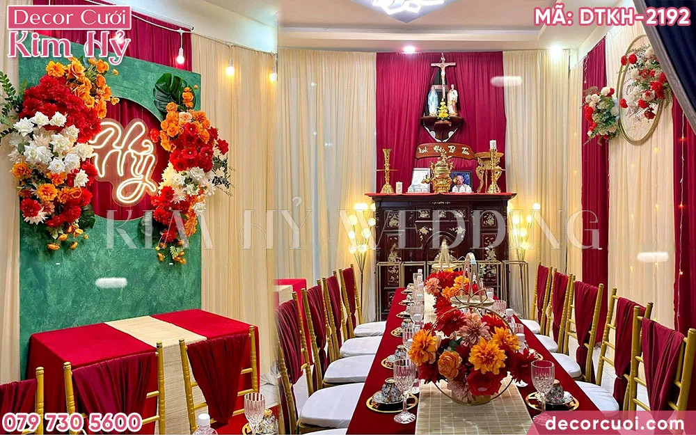 Mẫu trang trí gia tiên tone đỏ vàng rực rỡ, kết hợp hài hòa với bàn thờ gỗ tự nhiên.