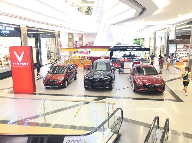 Showroom Vinfast trưng bày các mẫu xe điện mới nhất tại Vincom Center Quận 1