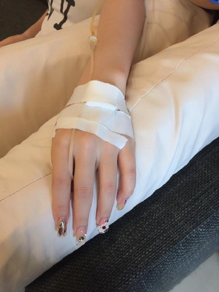 Cận cảnh bộ dây truyền nước biển và kim tiêm trên cánh tay.