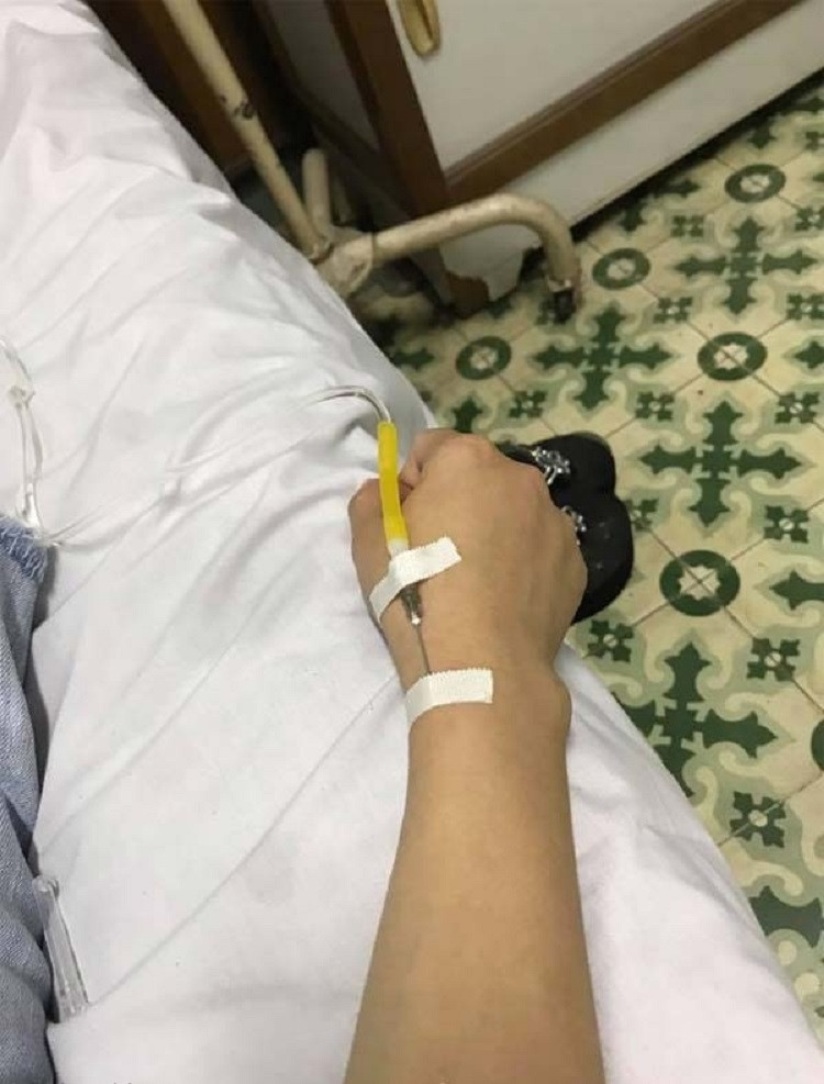 Một góc chụp yên tĩnh về bàn tay truyền nước trong phòng bệnh.