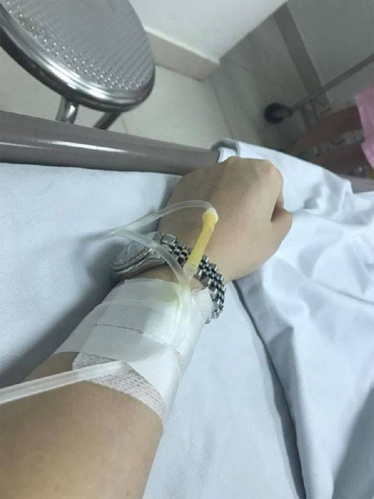 Một hình ảnh nữa về tay đang truyền nước, nhấn mạnh quá trình điều trị y tế.