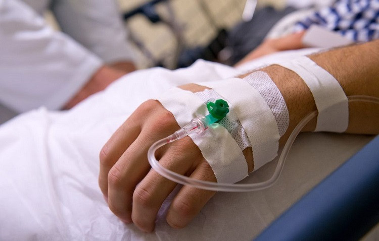 Bàn tay bị sưng phù, đỏ ửng tại vị trí truyền nước, minh họa tác dụng phụ.