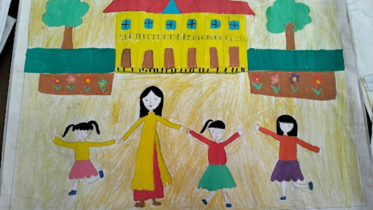 Mẫu tranh vẽ trường học đơn giản, mái đỏ, tường vàng, có sân chơi