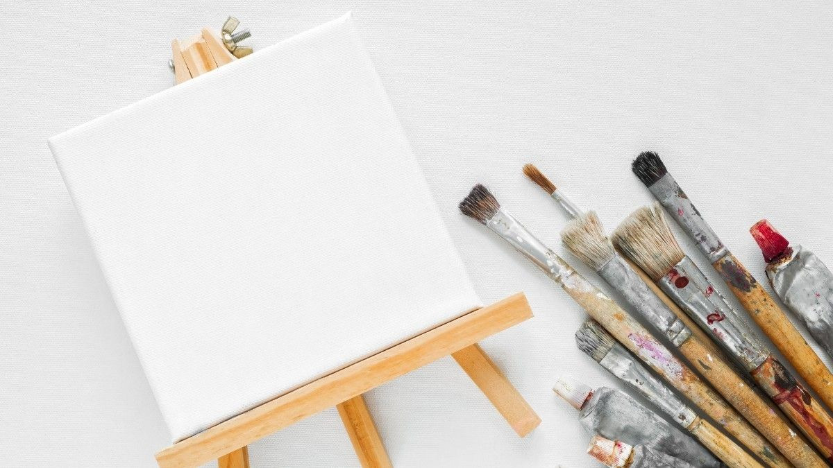Chuẩn bị dụng cụ vẽ trường học cho bé, bao gồm giấy, bút chì, màu tô
