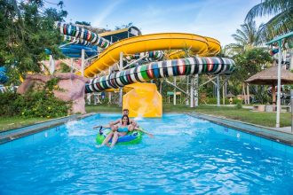 Giải nhiệt tại Water World VinWonders Nha Trang