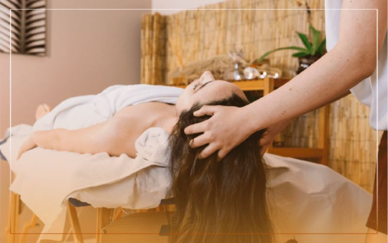 Massage đầu thư giãn tại Young Yoga &amp; Beauty Đà Nẵng