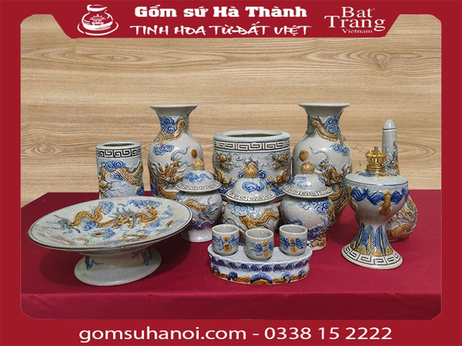 Lọ hoa trên bàn thờ trong bộ đồ thờ gốm sứ Bát Tràng men rạn, biểu trưng cho sự thu hút tài lộc và vượng khí