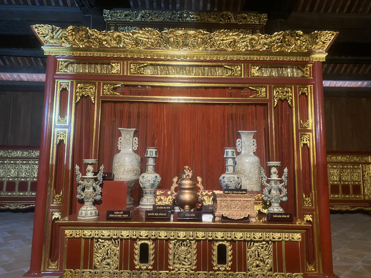 Long sàng và các vật dụng trong cung điện vua Lê xưa, được phục dựng một cách tinh xảo, mang đến cái nhìn chân thực về cuộc sống hoàng gia