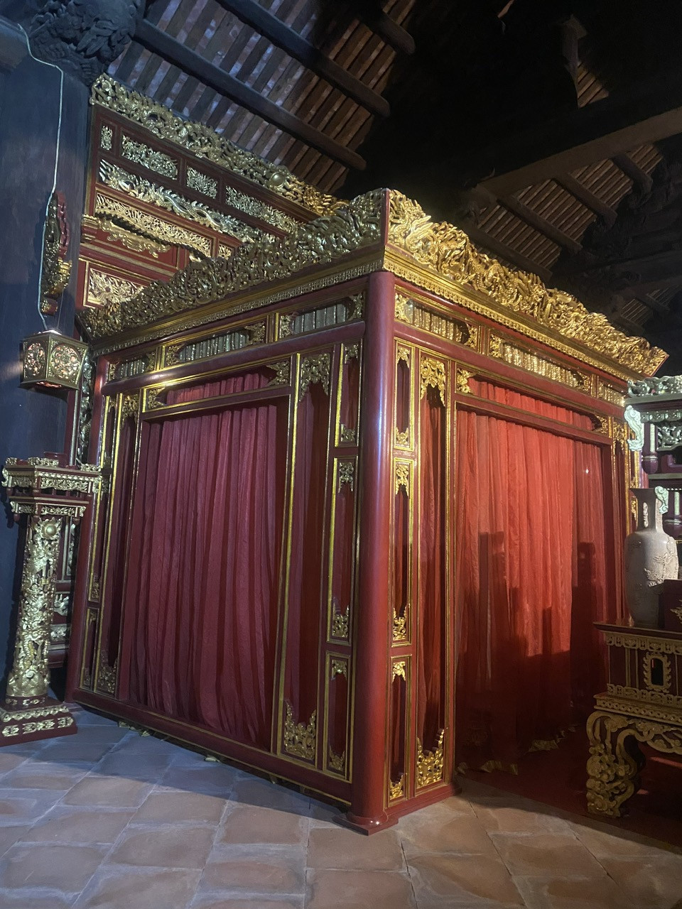 Hình ảnh phục dựng Long sàng tại Khu di tích lịch sử Lam Kinh, thể hiện sự công phu và tỉ mỉ trong công tác bảo tồn di sản