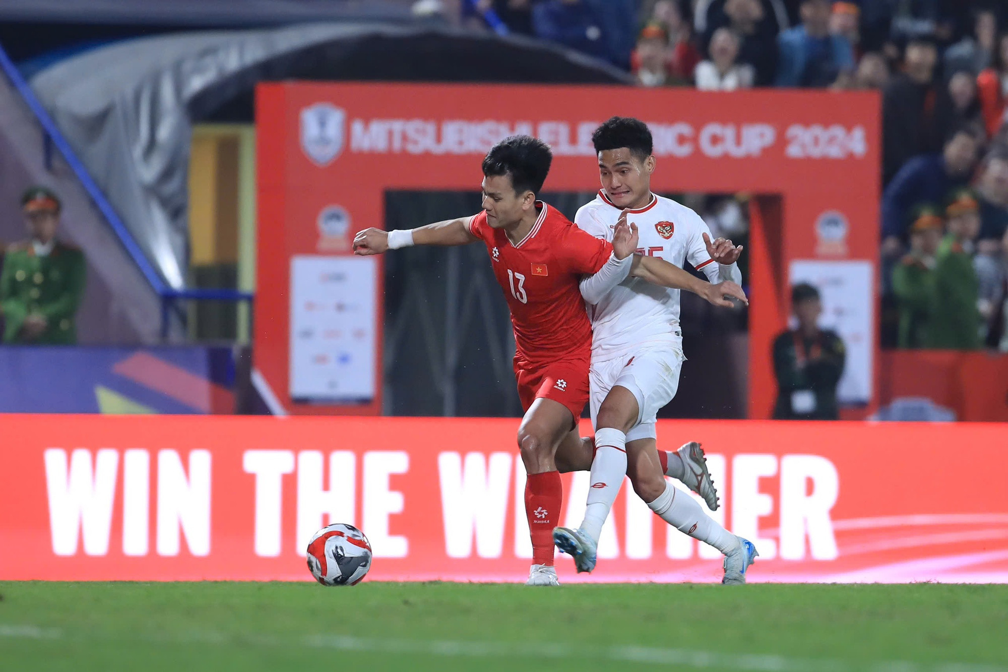 Đội tuyển Indonesia (áo trắng) trong trận đấu tại AFF Cup 2024, không nắm quyền tự quyết theo quy định của Liên đoàn Bóng đá ASEAN.