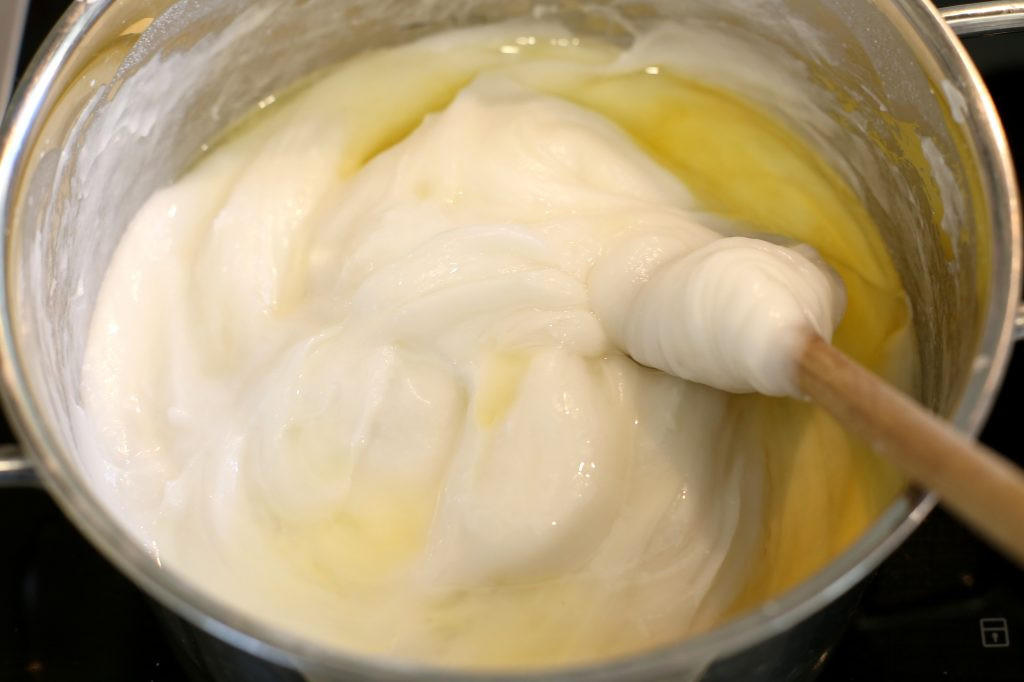 Hỗn hợp bột đặc và ngả màu trắng đục sau khi quấy trên bếp