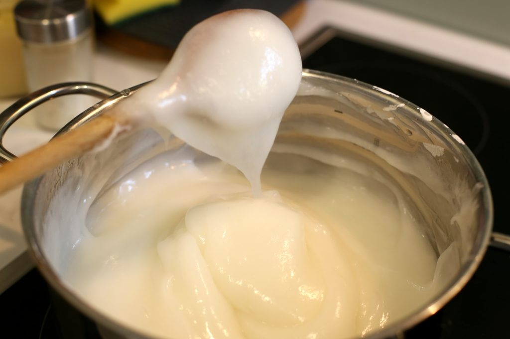 Hỗn hợp bột bánh đúc đã trong, dẻo quánh và sẵn sàng