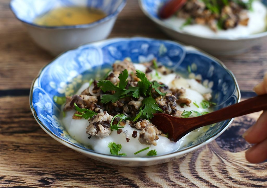 Bát bánh đúc nóng Hà Nội với thịt xào, rau mùi và nước chấm