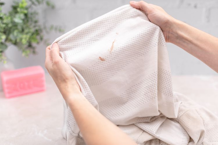 Chăn bị dính thức ăn đặt cạnh bánh xà phòng Zote màu hồng