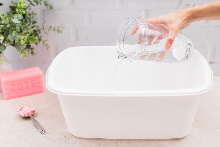 Nước được đổ vào thùng trắng để làm dung dịch tẩy rửa