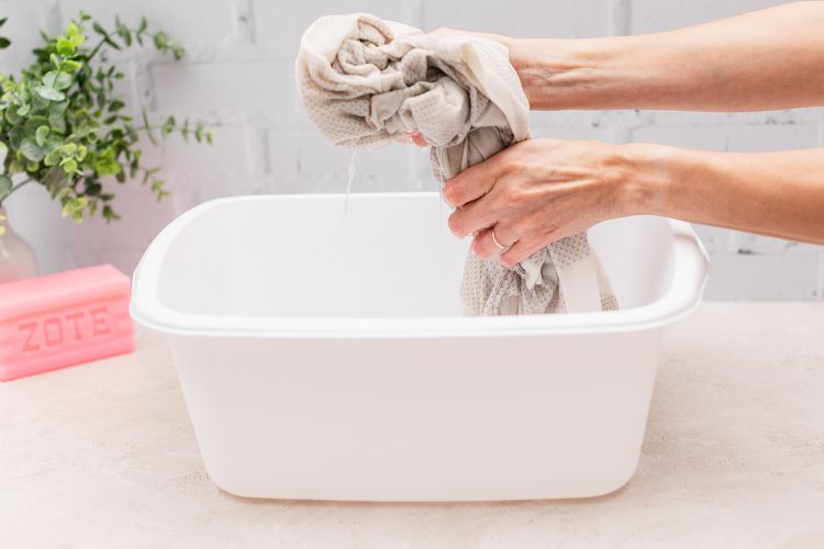 Vải ướt được vắt sau khi nhúng vào dung dịch làm sạch Zote