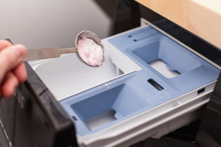 Hỗn hợp giặt Zote được đổ vào khay chứa của máy giặt