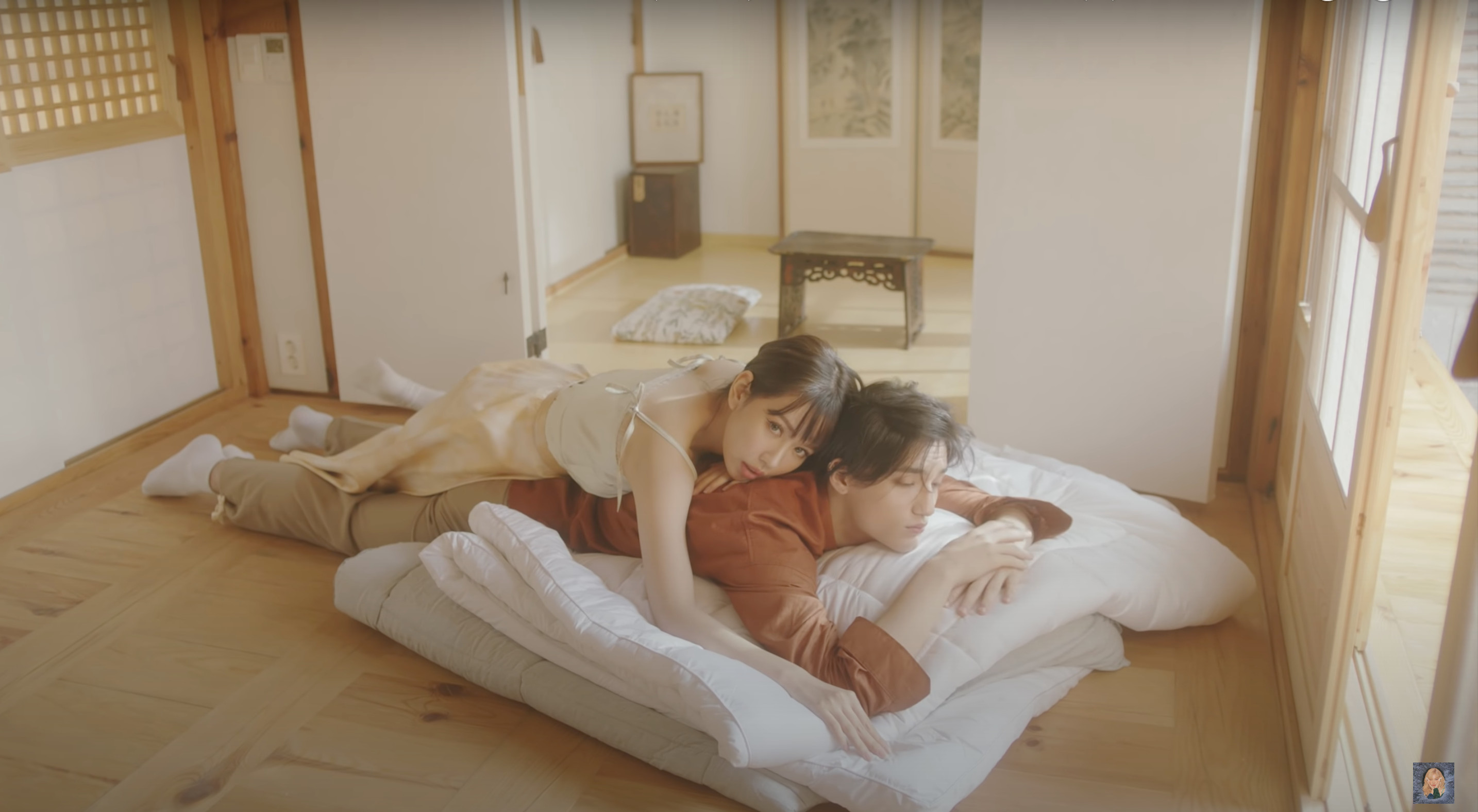 Cặp đôi nằm thư giãn trên sàn nhà