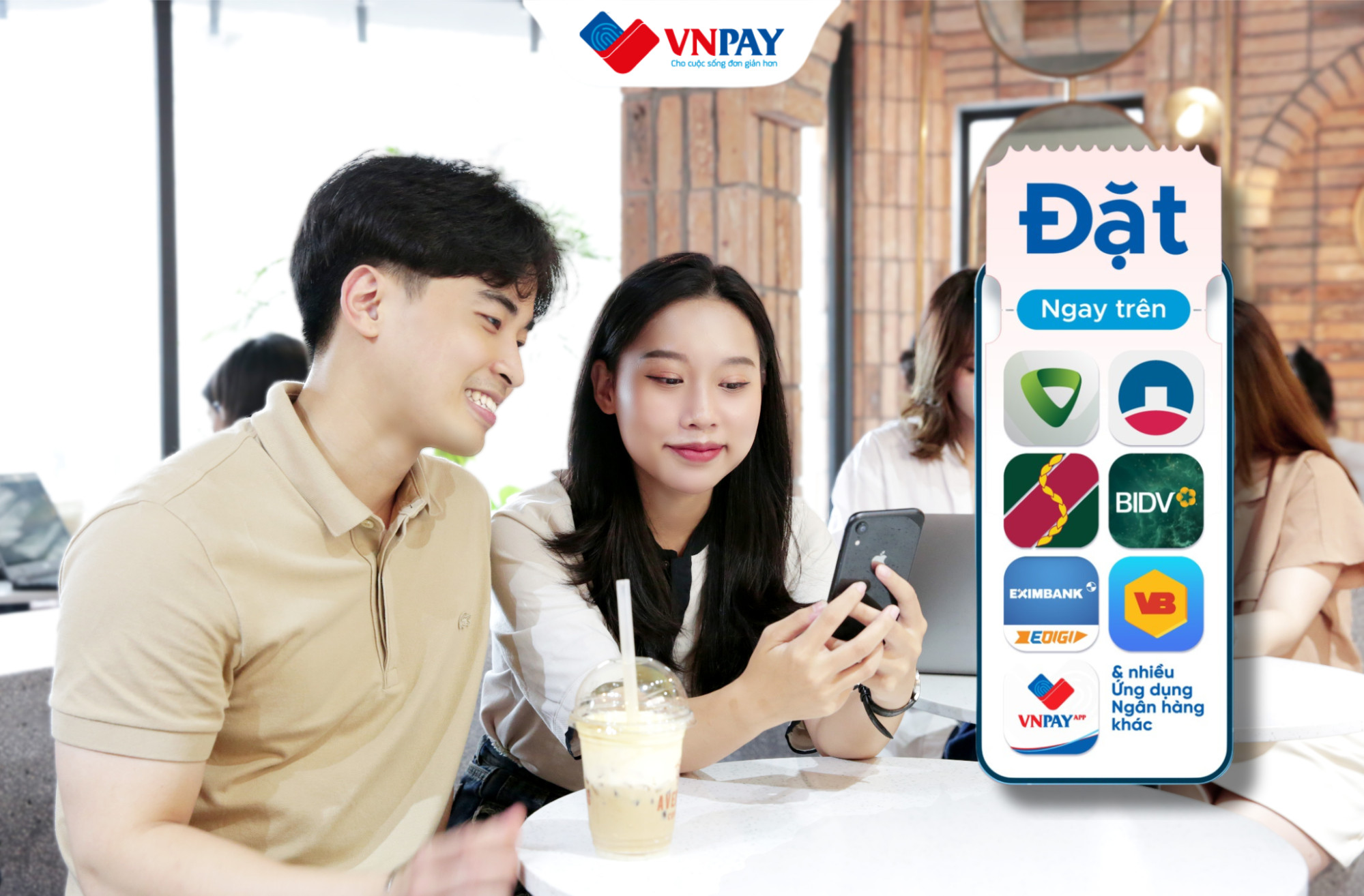 Giao diện đặt vé xem phim trên smartphone, hiển thị các phim mới và khung giờ vàng.