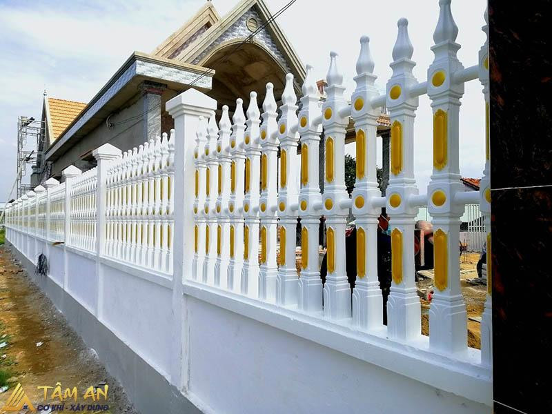 Hàng rào bê tông ly tâm sơn màu trắng ấn tượng